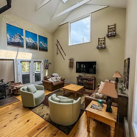 Mountain View Family Cabin, Pet Friendly And Hot Tub